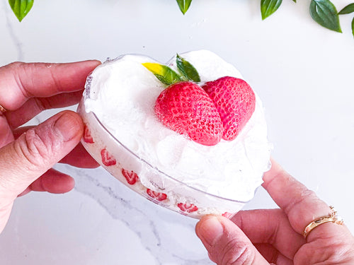 WHITE STRAWBERRY CREAM CAKE